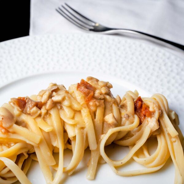 piatti cotti a bassa temperatura per una cena:pranzo sana e gustosa-linguine con salsa di orata arancia e pomodorini secchi